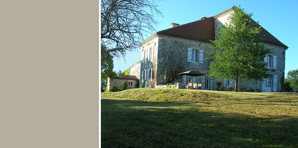 Het robuuste landhuis Beaujoly stamt uit de 15de eeuw en was vroeger een leengoed