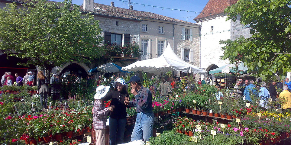Tournon d'Agenais: der traditionelle Blumenmarkt am 1. Mai