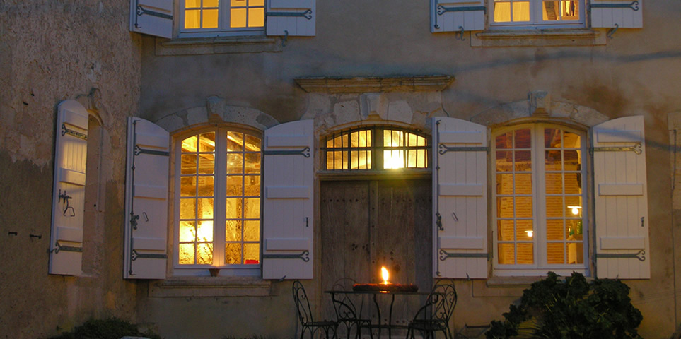 Der Innenhof des Gutshauses Beaujoly in der Dämmerung