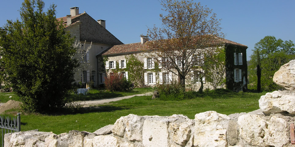 Swimmingpool, Dependance und Herrenhaus formen zusammen den Gutshof Beaujoly