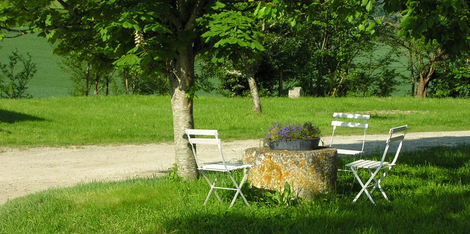 Der alte Mühlenstein hat nun seinen Dienst als Tisch im Innenhof vom Herrenhaus Beaujoly angetreten