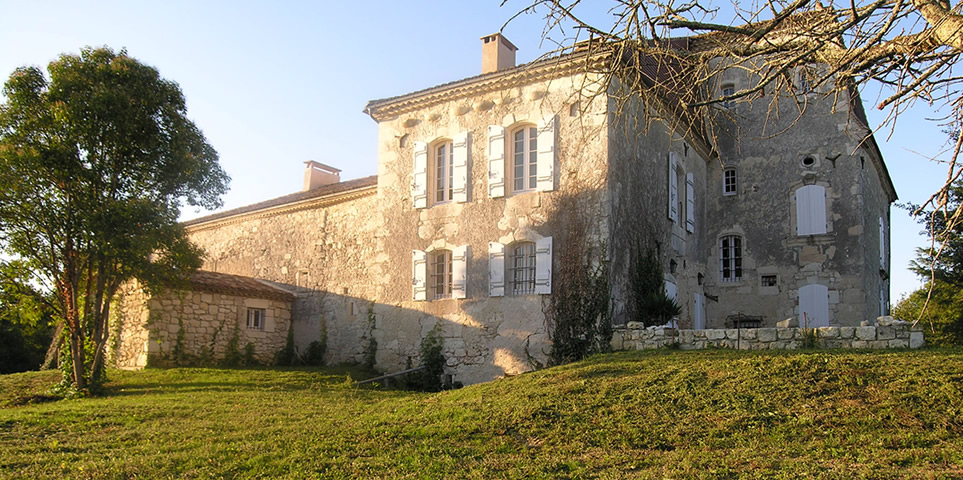 Manoir Beaujoly ist ein charmantes, liebevoll renoviertes Landhaus, in dem die Atmosphäre der guten alten Zeiten zuhause ist.
