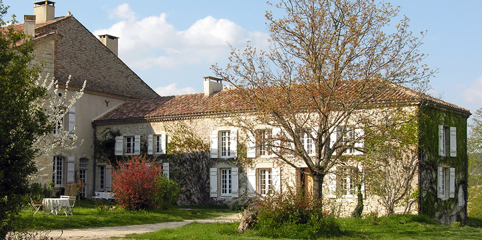 u heeft de keuze: een suite in de Manoir, een eigen appartement in de buanderie of een kamer, in de volledig gerenoveerde, gezellige dependance